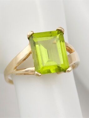 Vintage 14K Yellow Gold Emerald-Cut Peridot Solitaire Ring Size 7.5